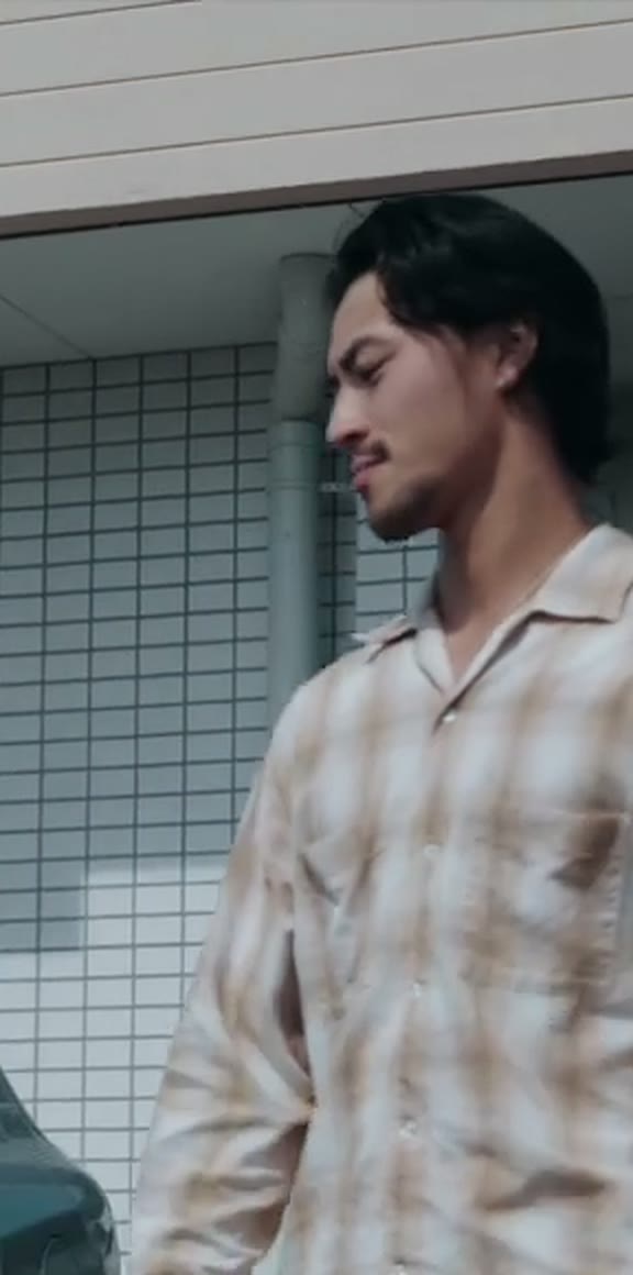 契約手続きをするスタッフとお客様