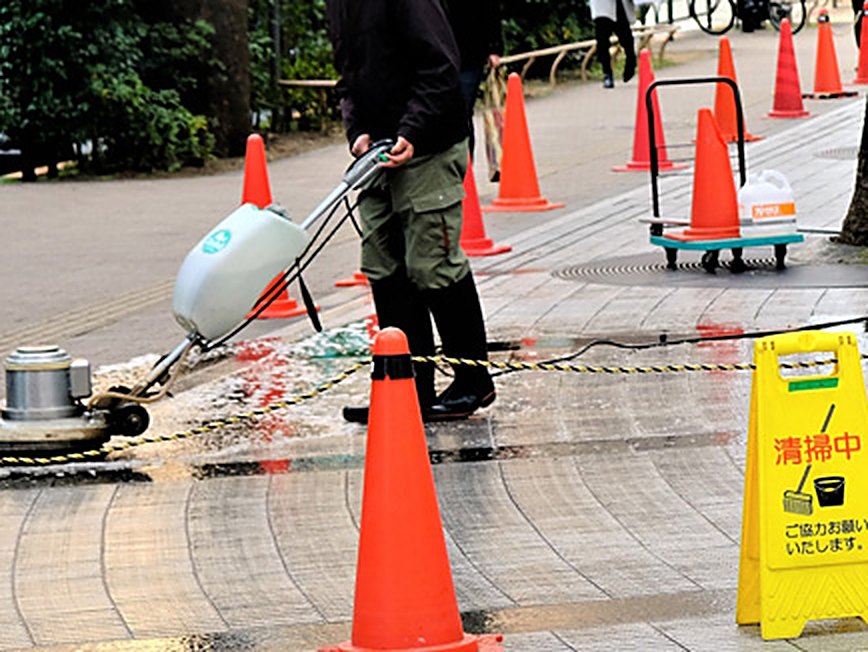 施設の床面洗浄作業